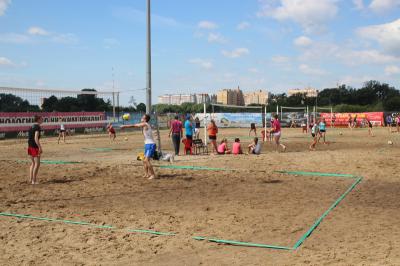 На площадках ТРЦ «Премьер» стартовал турнир по пляжному волейболу